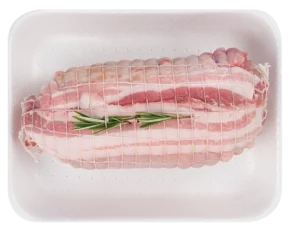 Rolata di cappone Carni Depetris cruda in vaschetta con pancetta e rametto di rosmarino