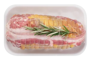 Rolata di faraona con pomodorini secchi Carni Depetris cruda in vaschetta, avvolta in pancetta e guarnita con rosmarino